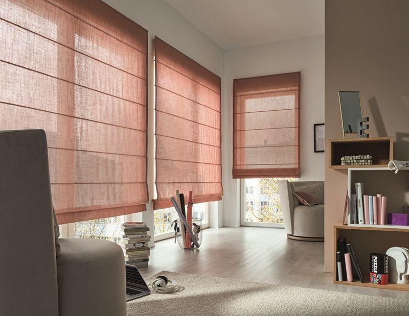 Ein Wohnzimmer mit einer Couch und einem Bücherregal