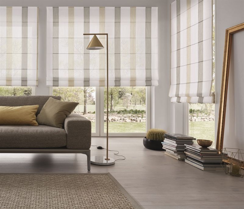 Ein Wohnzimmer mit einer Couch und einer Lampe