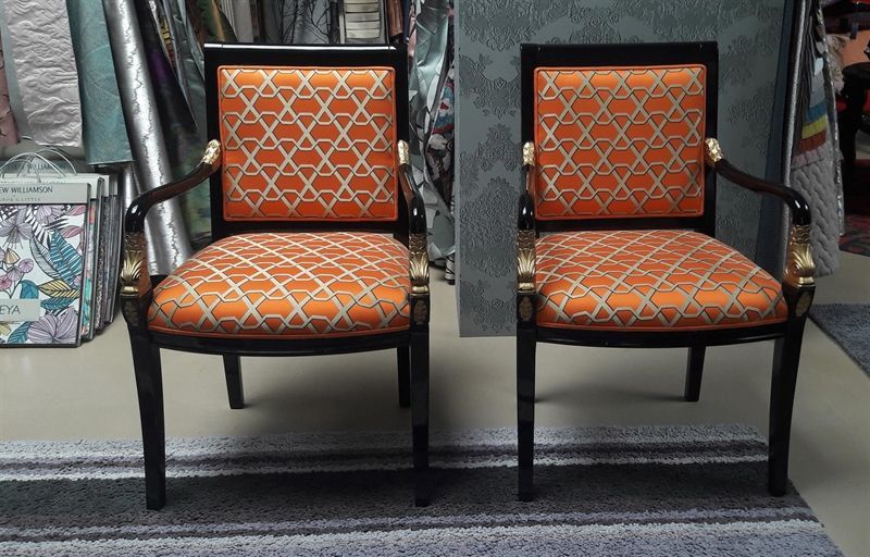 Zwei Stühle stehen nebeneinander auf einem Teppich