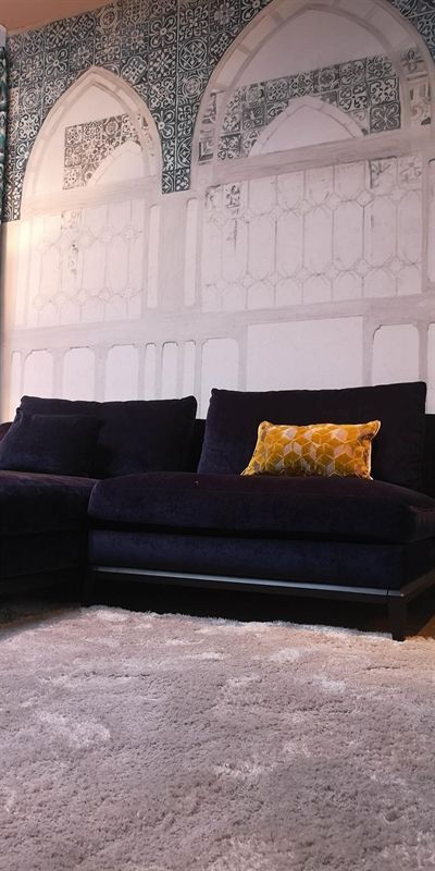 Ein Wohnzimmer mit einer Couch und einem Teppich