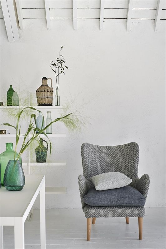 Ein Stuhl mit einem Kissen darauf in einem Wohnzimmer