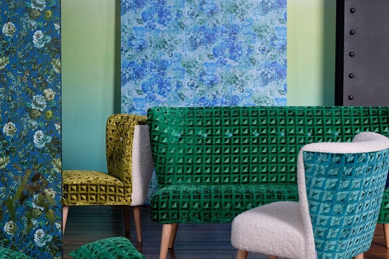 Ein Wohnzimmer mit einer grünen Couch und Stühlen