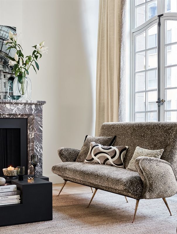 Ein Wohnzimmer mit Couch und Kamin