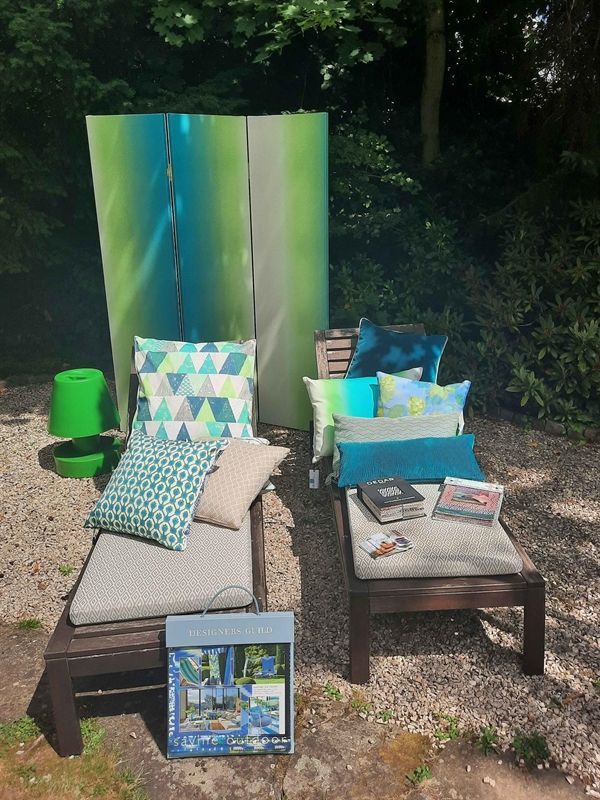 Ein Haufen Kissen liegt auf einem Stuhl draußen