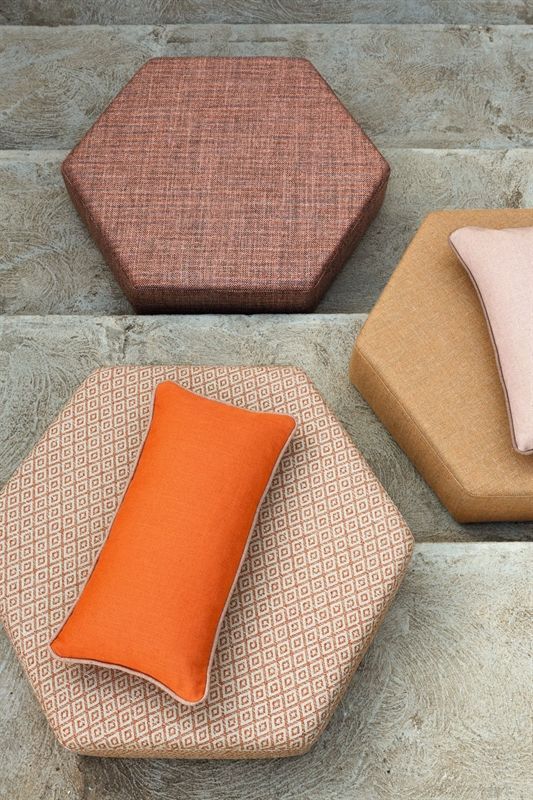 Drei Kissen liegen auf einer Treppe