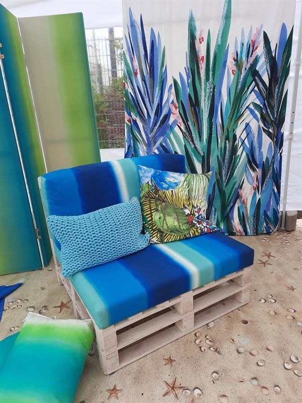 Ein Stuhl mit einem blau-weiß gestreiften Kissen