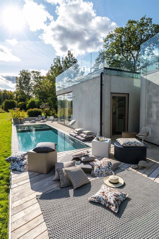 Ein Haus mit einem großen Swimmingpool im Hinterhof