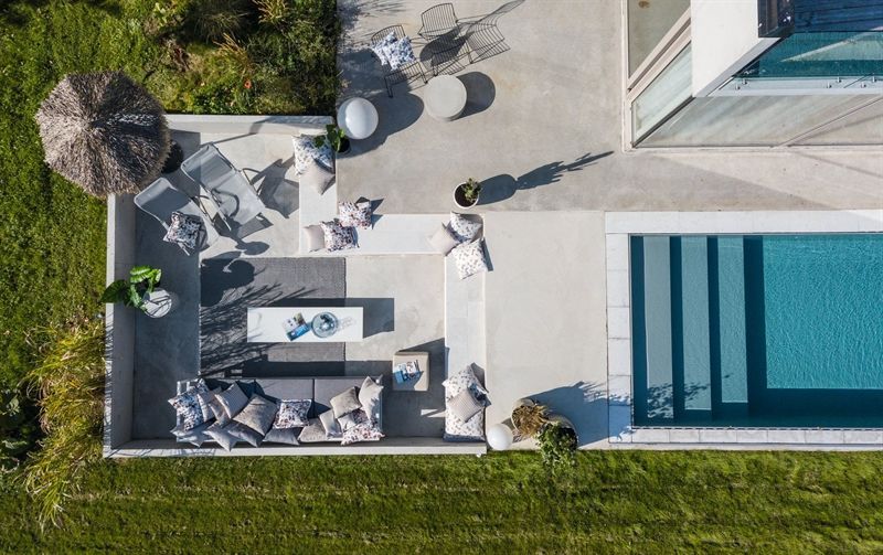 Eine Luftaufnahme eines Hauses mit Swimmingpool und Terrassenbereich.