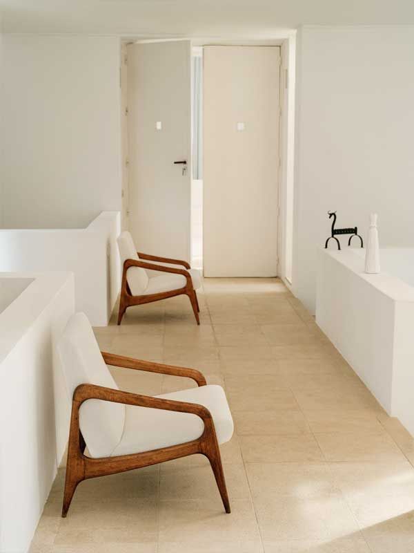 Zwei Stühle stehen in einem Flur neben einer Badewanne