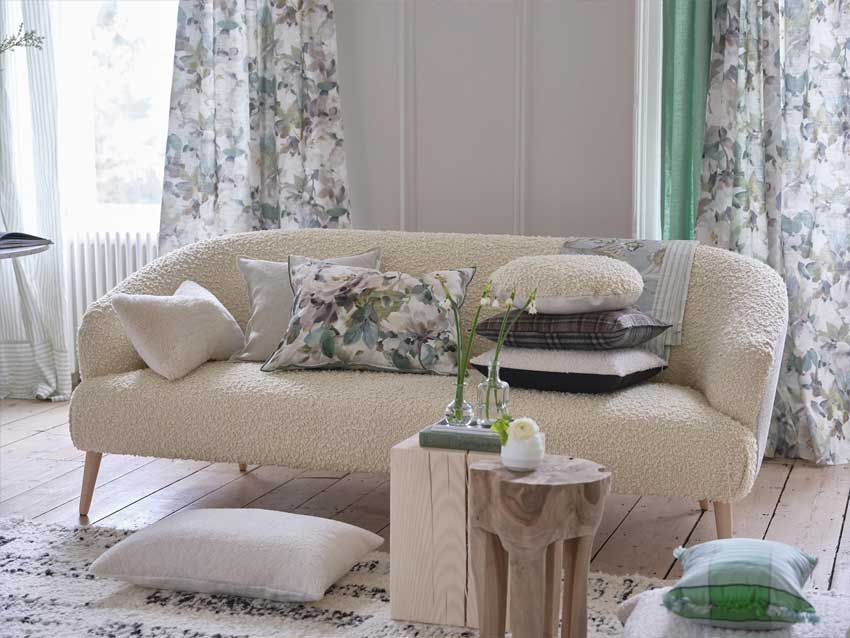 Ein Wohnzimmer mit einer Couch und Kissen darauf