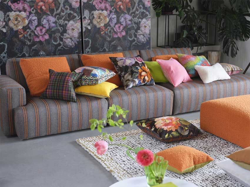 Ein Wohnzimmer mit einer Couch und Kissen darauf