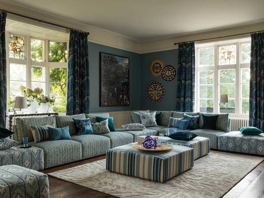 Ein Wohnzimmer mit einem großen Sofa und Ottomanen