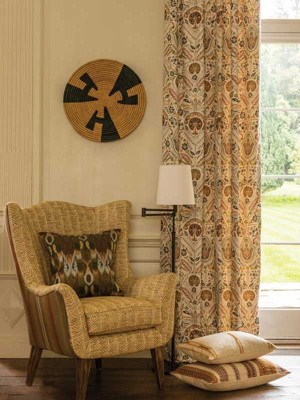 Ein Wohnzimmer mit einem Stuhl und einer Lampe