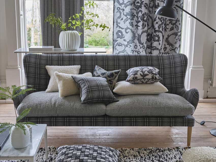 Ein Wohnzimmer mit einer Couch und Kissen darauf