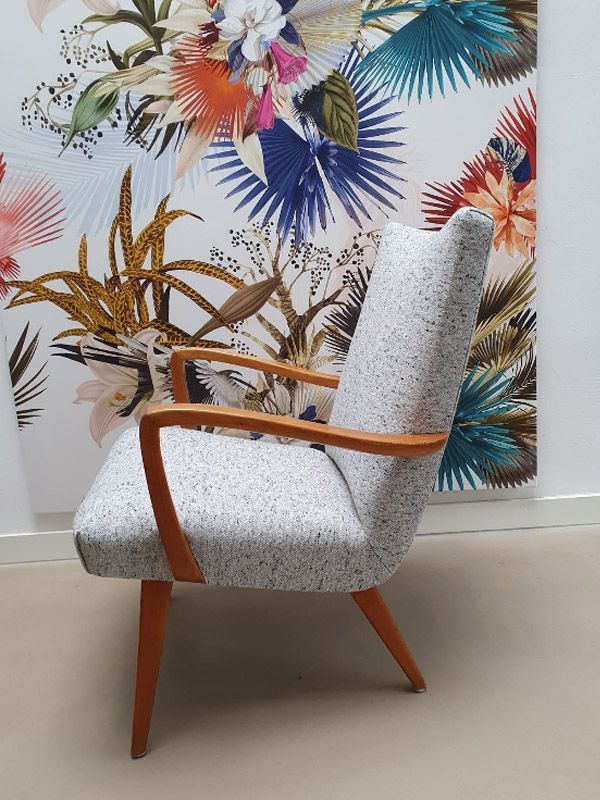 Ein Stuhl steht vor einer Wand mit Blumen darauf