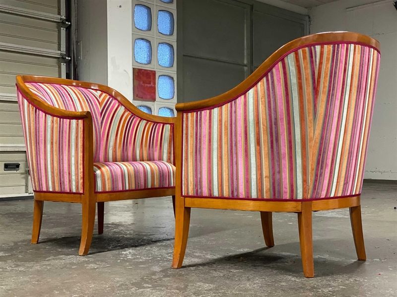 Zwei gestreifte Stühle stehen nebeneinander in einer Garage