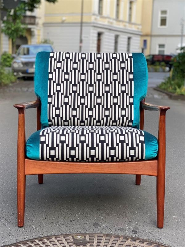 Ein Stuhl mit einem schwarz-weißen Muster darauf