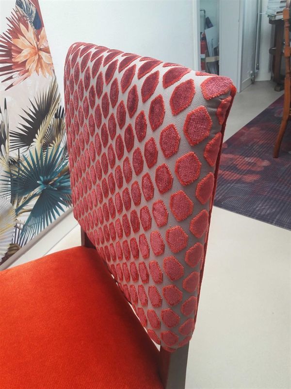 Ein Stuhl mit einem rot-grauen Muster darauf