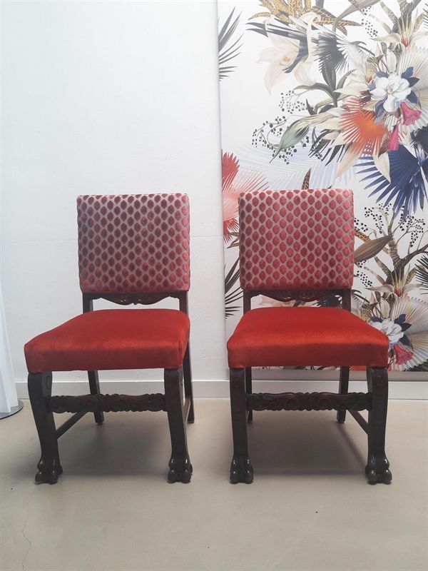 Zwei Stühle vor einer Wand mit Blumen darauf