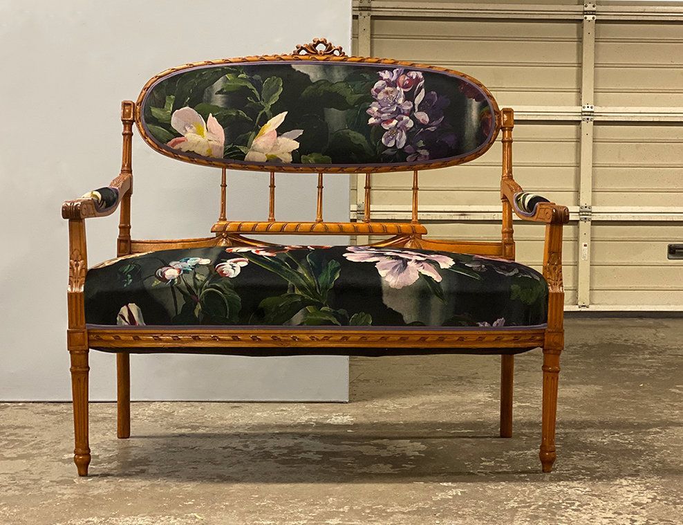 Eine Holzbank mit einem Blumenmuster darauf
