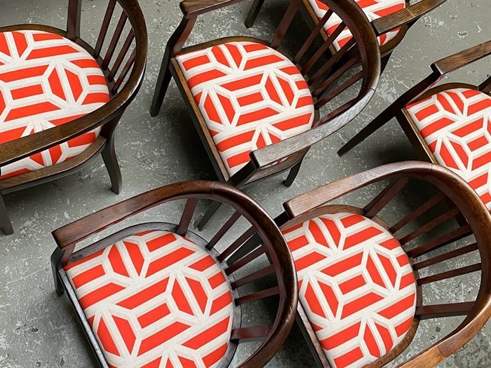 Eine Gruppe von Stühlen mit roten und weißen Streifen darauf