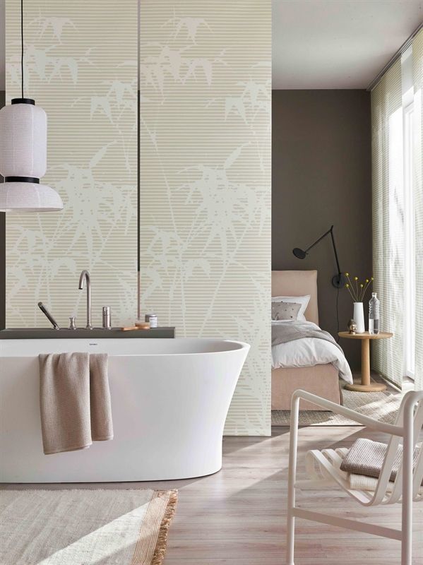 Ein Badezimmer mit einer Badewanne und einem Stuhl darin