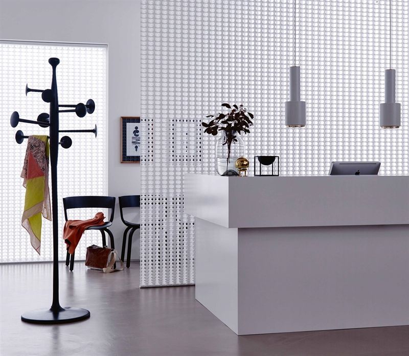 Ein Raum mit einer weißen Theke und einer schwarzen Garderobe