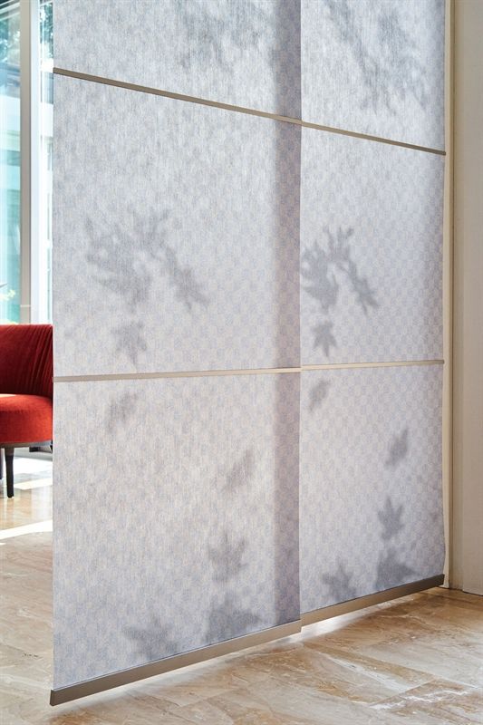 Ein Raumteiler mit einem roten Stuhl dahinter