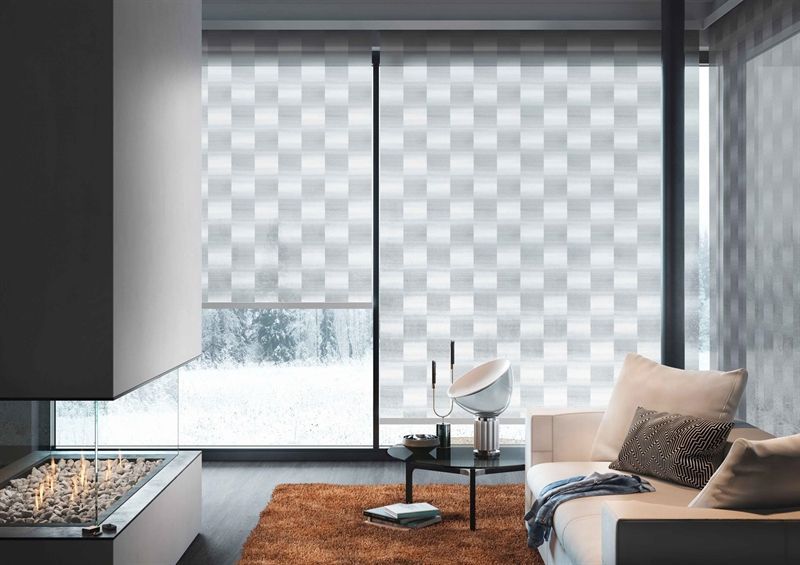 Ein Wohnzimmer mit Kamin und Couch