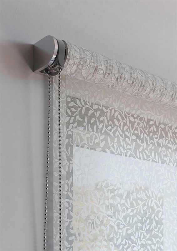 Eine Nahaufnahme eines Rollos an einem Fenster.