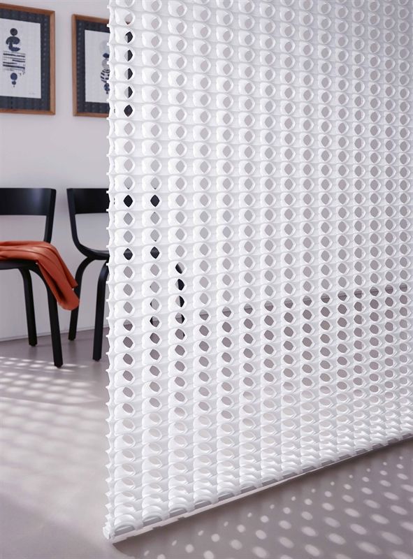 Ein weißer Raumteiler mit Löchern darin