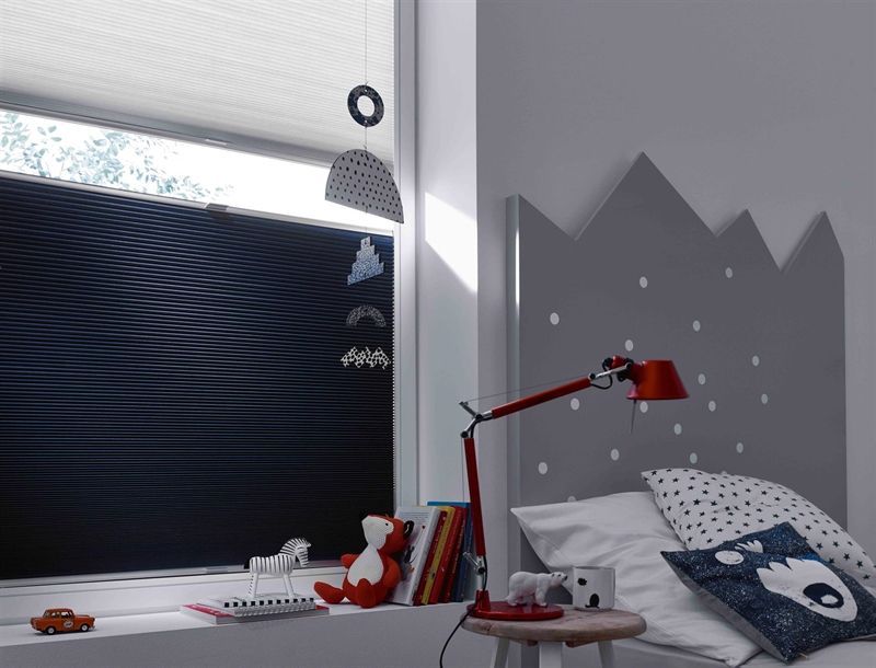 Ein Schlafzimmer mit einem Bett, einer Lampe und einem Fenster