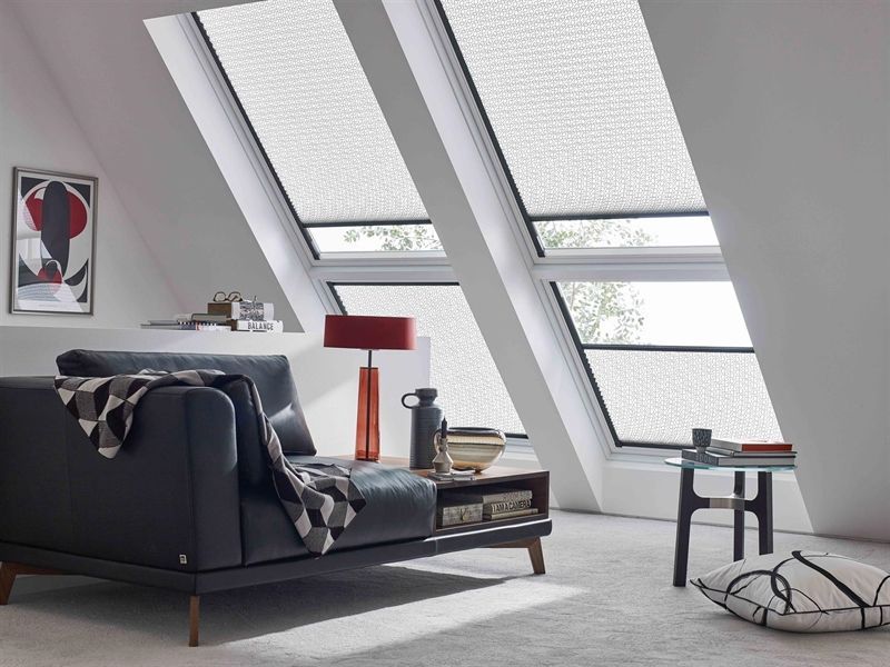 Ein Wohnzimmer mit einer Couch, einem Tisch und einer Lampe