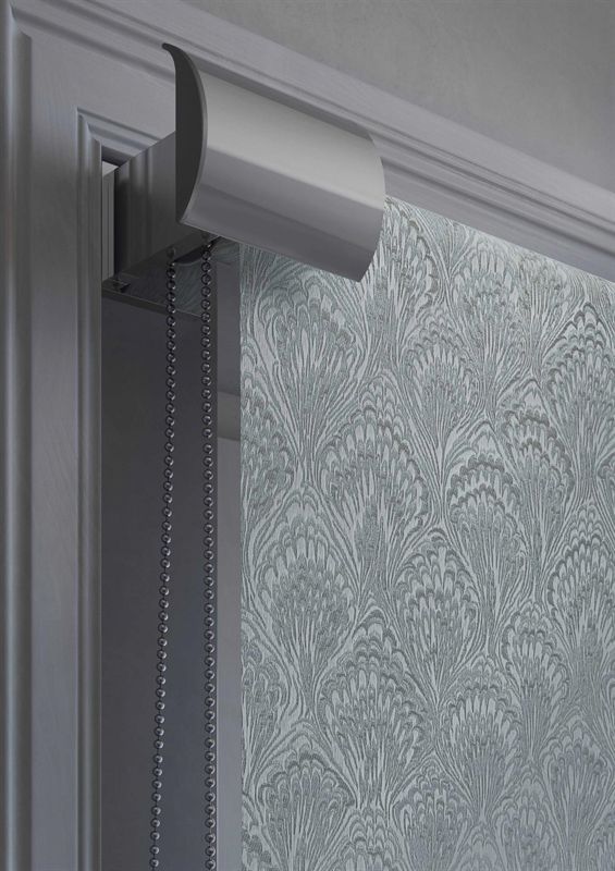 Eine Nahaufnahme eines Rollos an einem Fenster.