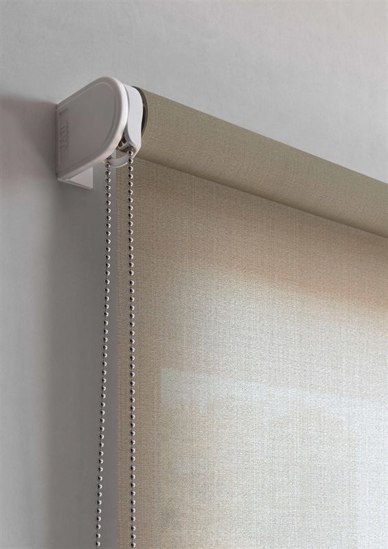 Eine Nahaufnahme eines Rollos, das an einer Wand hängt.