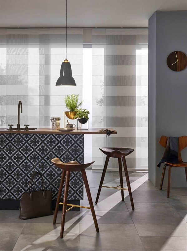 Eine Küche mit Hockern und einer Uhr an der Wand