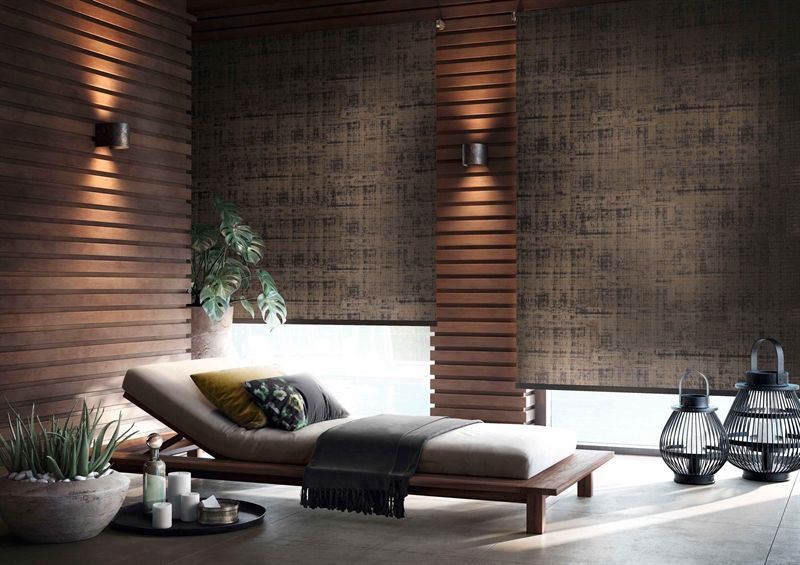 Ein Wohnzimmer mit Chaiselongue und Laternen