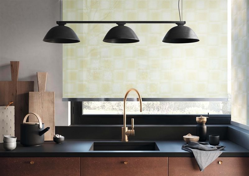 Eine Küche mit Spüle und einem Fenster mit Jalousien