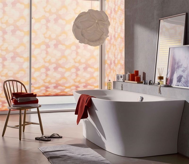 Ein Badezimmer mit einer großen Badewanne und einem Stuhl