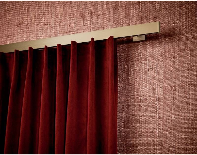 Eine Nahaufnahme von einem roten Vorhang an einer Wand