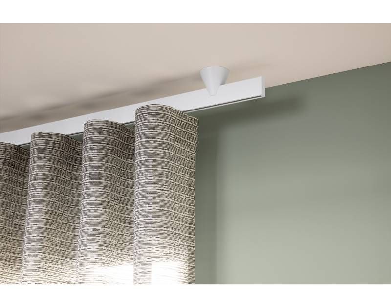 Eine Nahaufnahme eines Vorhangs, der in einem Raum von der Decke hängt.