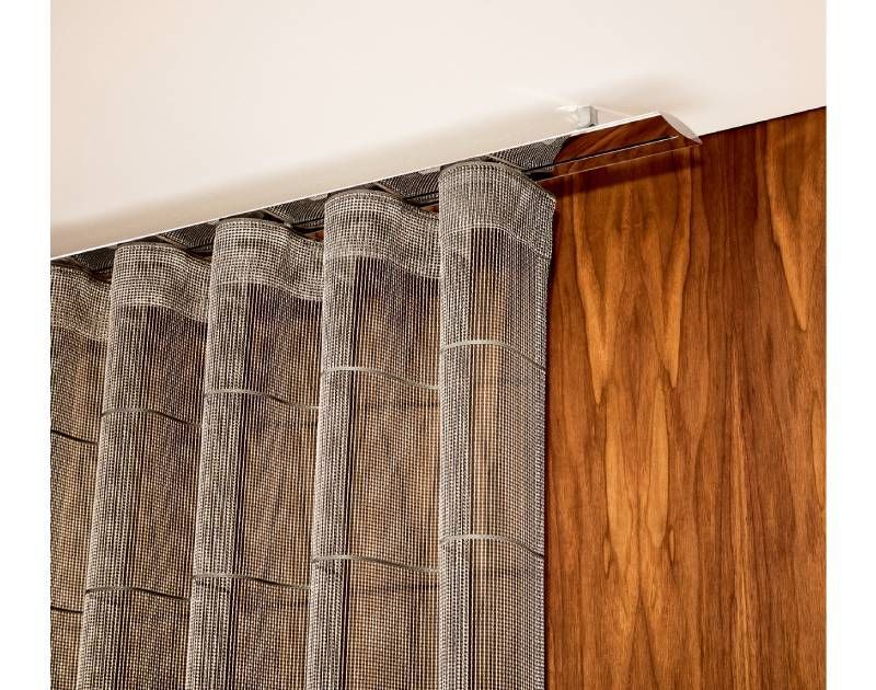 Eine Nahaufnahme eines Vorhangs an einer Holzwand