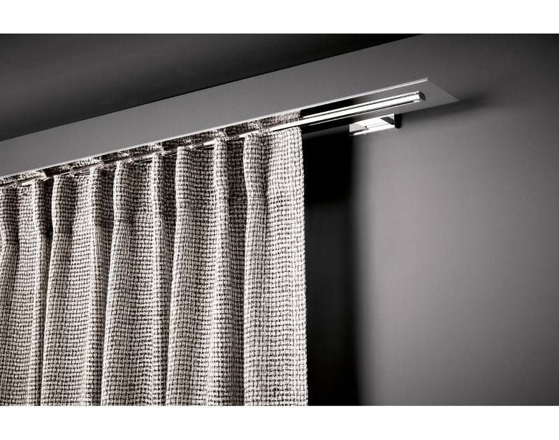 Eine Nahaufnahme eines Vorhangs, der an einer Wand hängt