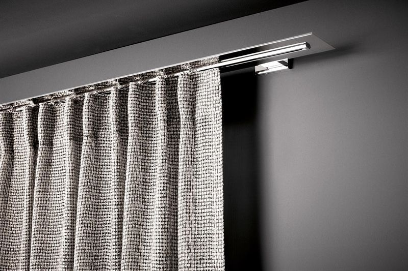 Eine Nahaufnahme eines Vorhangs, der an einer Wand hängt