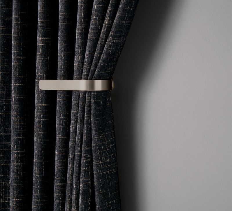 Ein Paar schwarze Vorhänge mit einer silbernen Krawatte