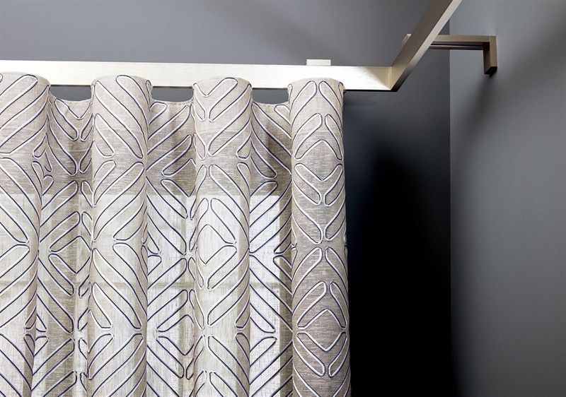 Eine Nahaufnahme eines Duschvorhangs mit einem geometrischen Muster