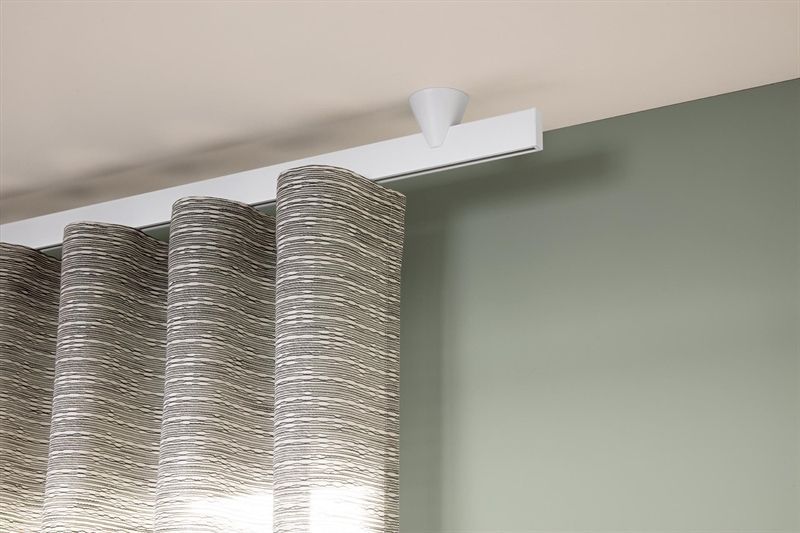 Eine Nahaufnahme eines Vorhangs, der von der Decke hängt