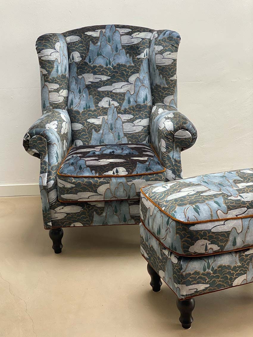 Ein Stuhl und ein Ottoman mit einem Camouflage-Muster