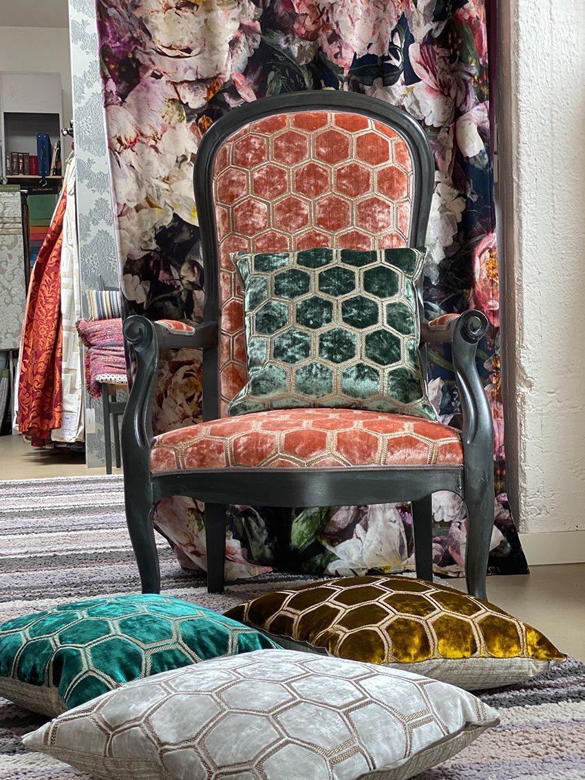 Ein Stuhl ist in einem Raum von Kissen umgeben