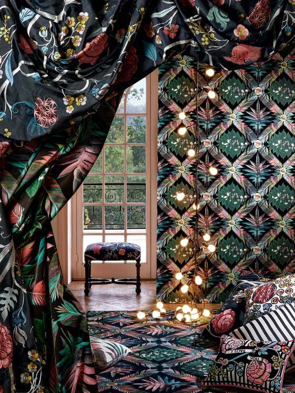 Ein Zimmer mit einem Blumenmuster an der Wand